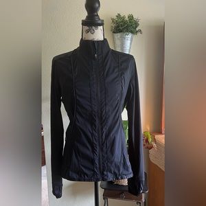Lululemon lightweight jacket size 6 in black.